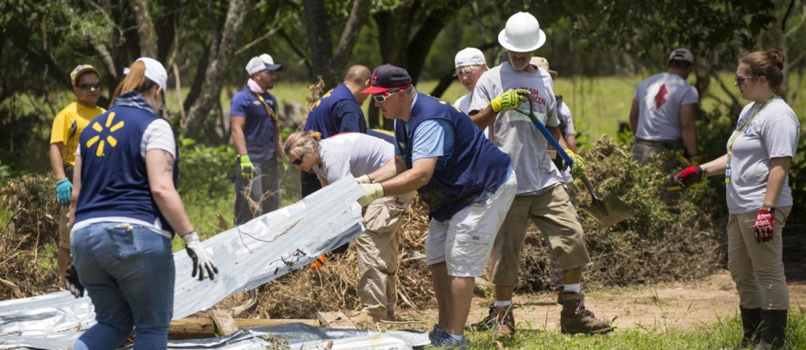 Community-Hero-Helping-Out