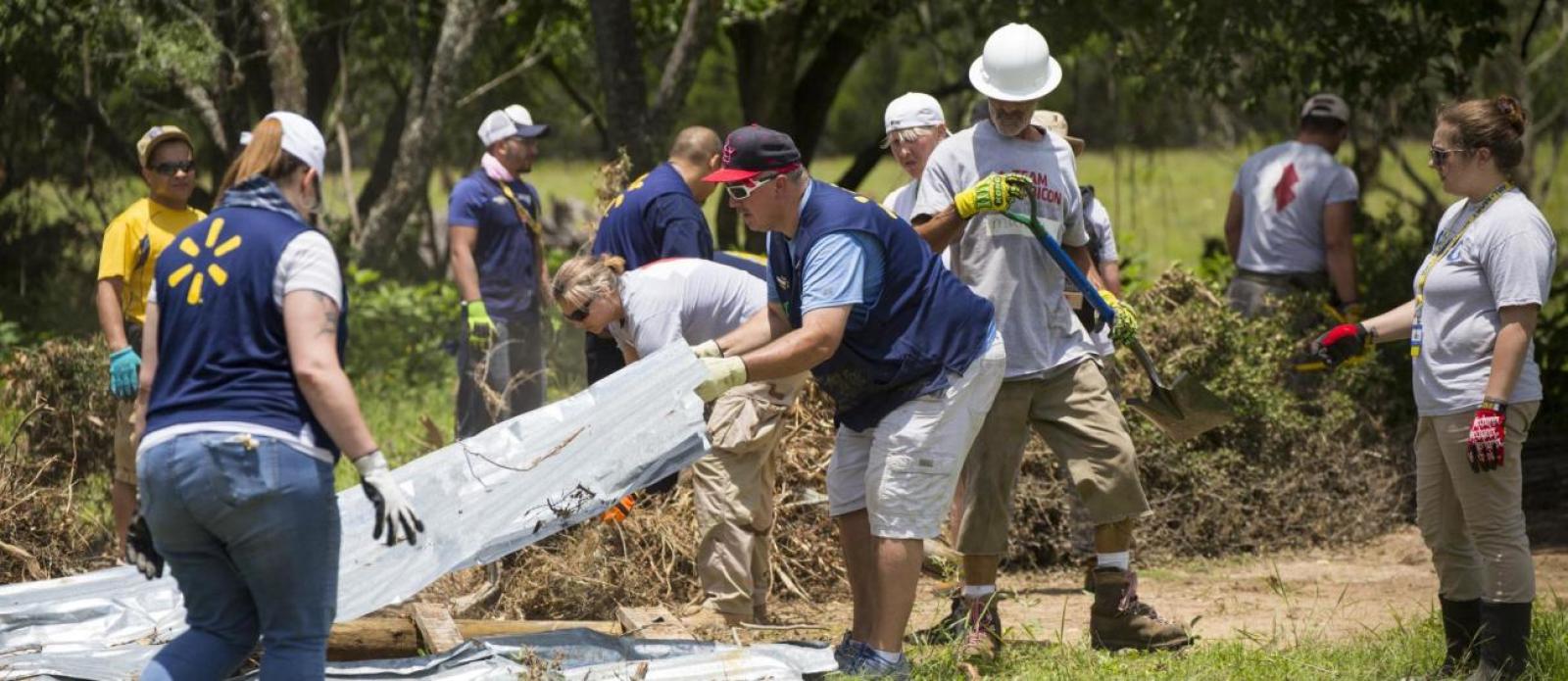 Community-Hero-Helping-Out