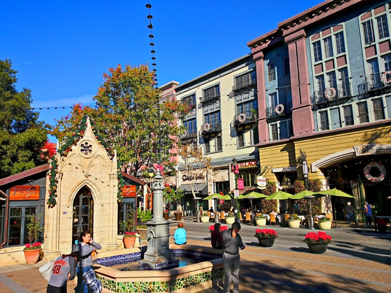 Photo of some shops in Santana Row by Payton Chung